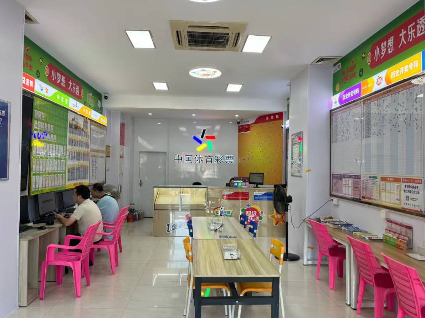 店内选号区与刮刮乐展示柜